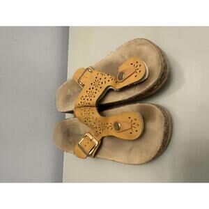 CL BY LAUNDRY Girls Size 4.5  Yellow Leather Wedge Sandals